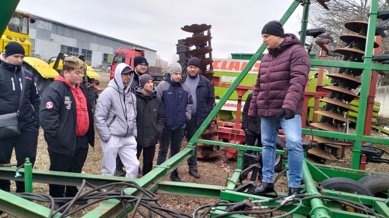 Студенти сільськогосподарське підприємство